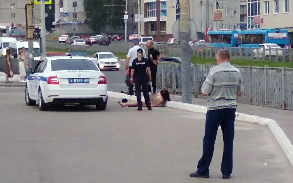 В Брянске девушка разделась перед полицейскими