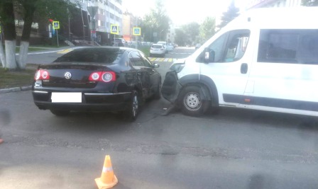 В Брянске на проспекте Московском автоледи протаранила маршрутку: ранена пенсионерка
