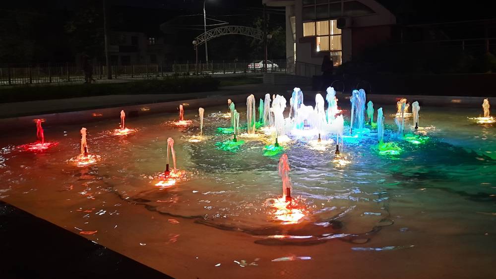 Житель Брянска сфотографировал подсветку нового фонтана в сквере Пролетарском