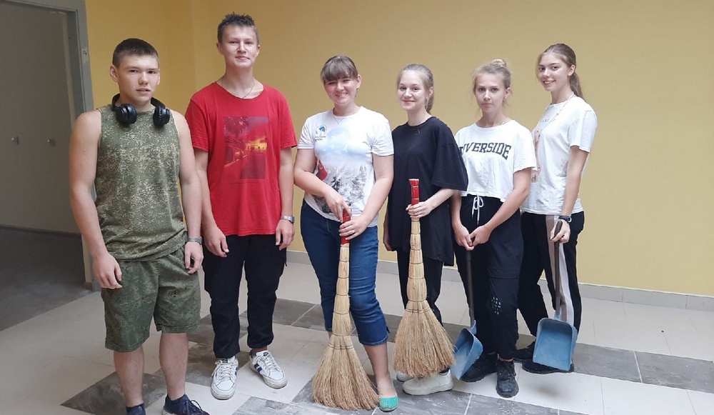 Брянские волонтёры навели порядок в здании Дворца единоборств