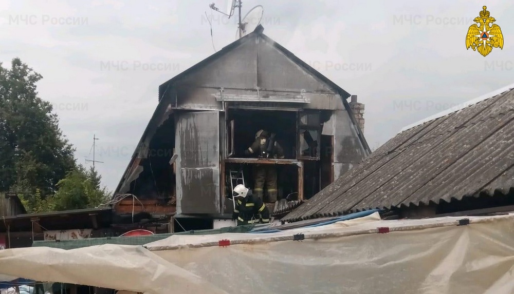 В Клинцах Брянской области пожар уничтожил мансарду хозпостройки