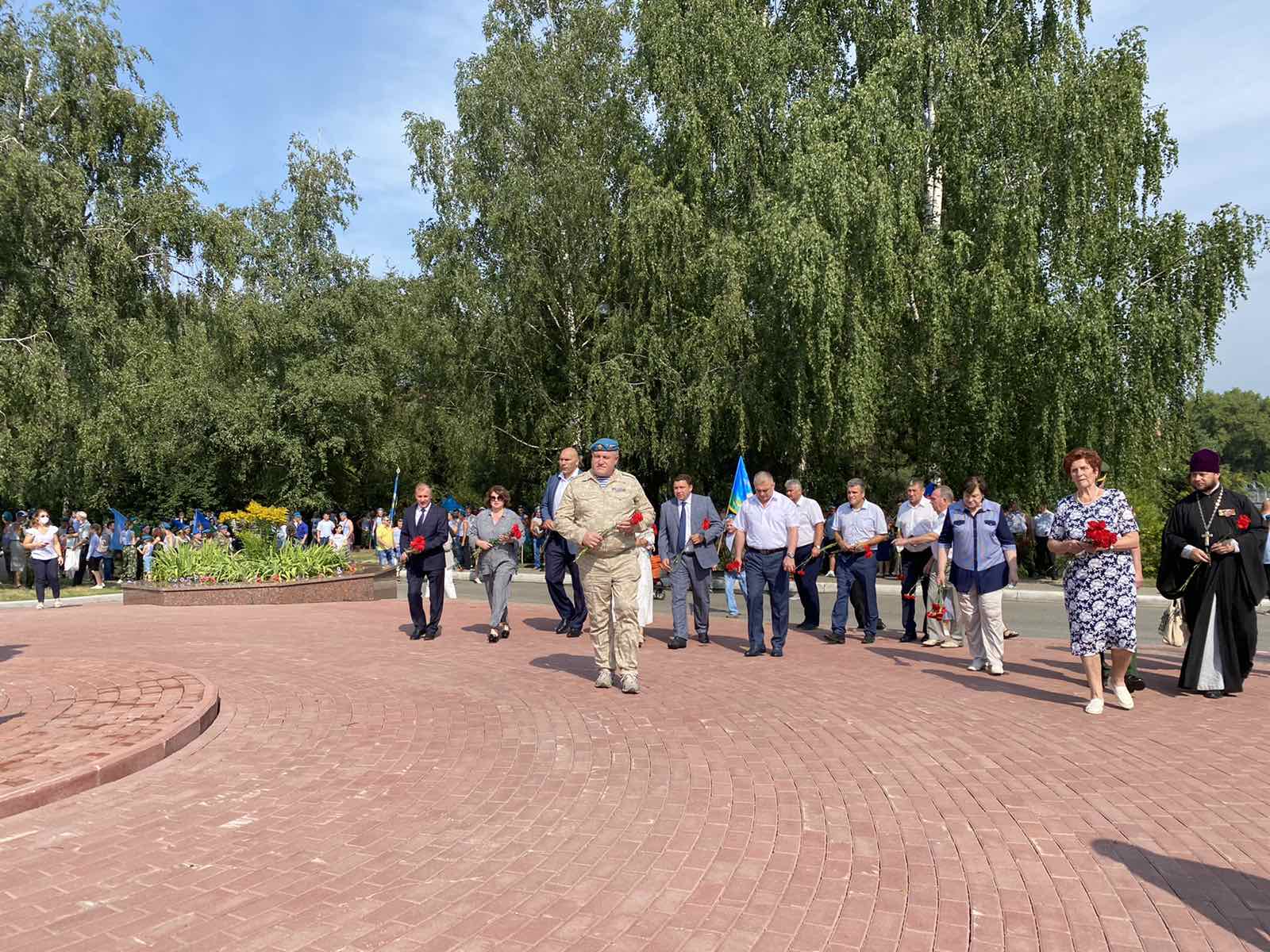 В Брянске у памятника Круговая оборона прошло торжественное мероприятие в честь дня ВДВ