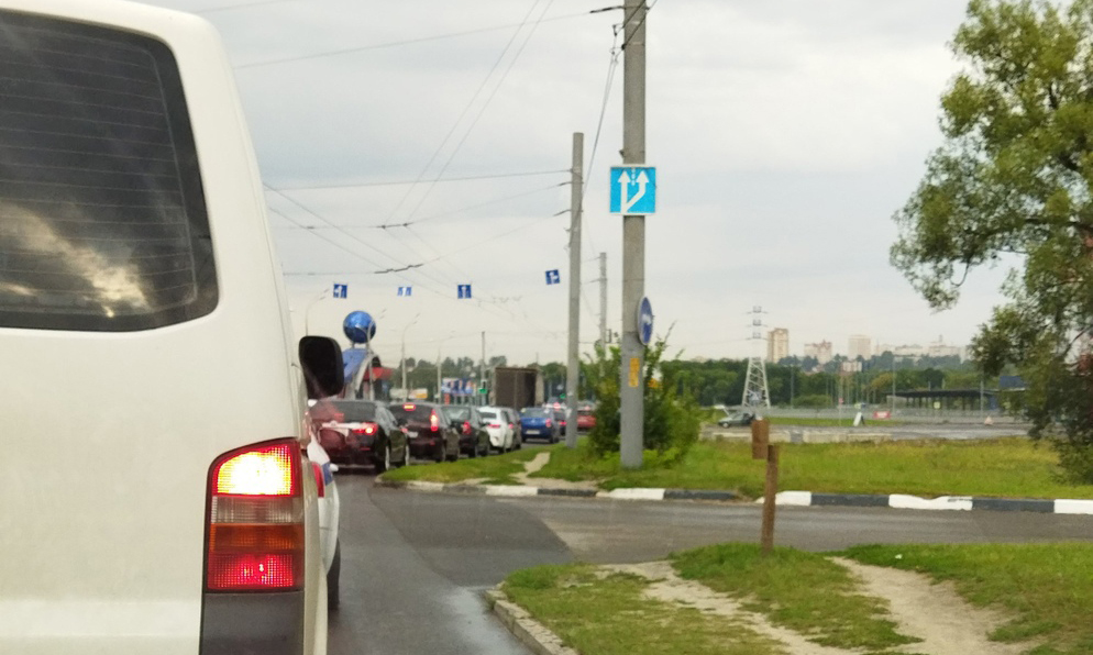 На выезде из Фокинского района Брянска образовалась огромная пробка из-за дорожников