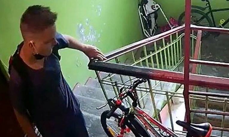 В Брянске сняли на видео кражу детского велосипеда из подъезда многоэтажки