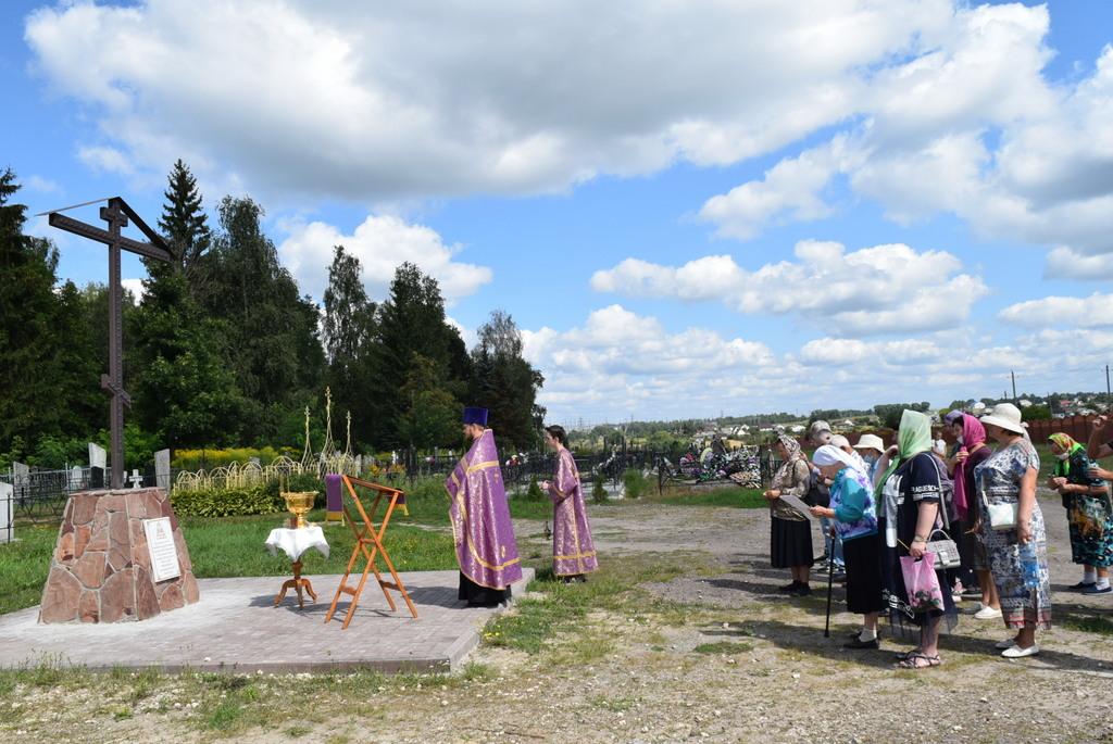 На кладбище в брянском селе Северное освятили Поклонный крест