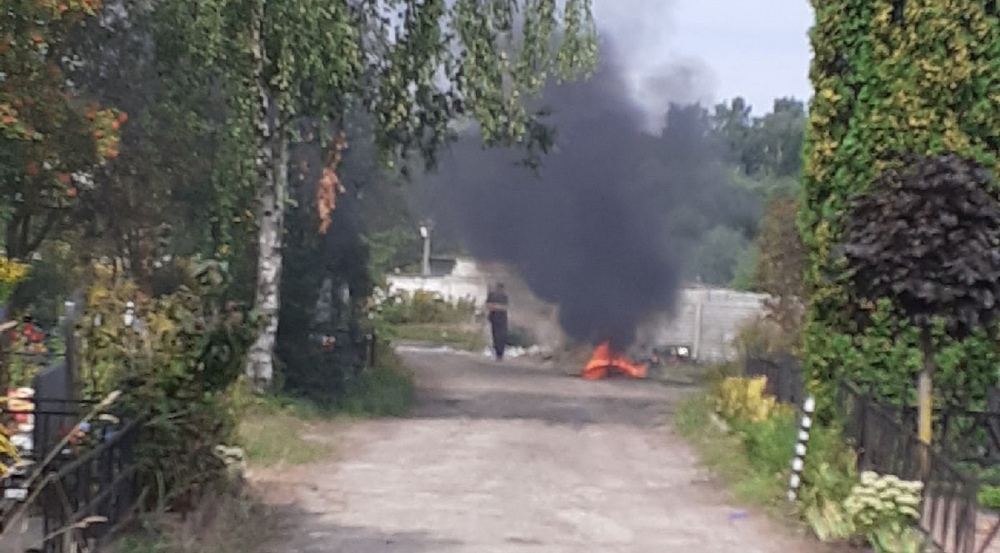 На центральном кладбище в Брянске вспыхнул пожар