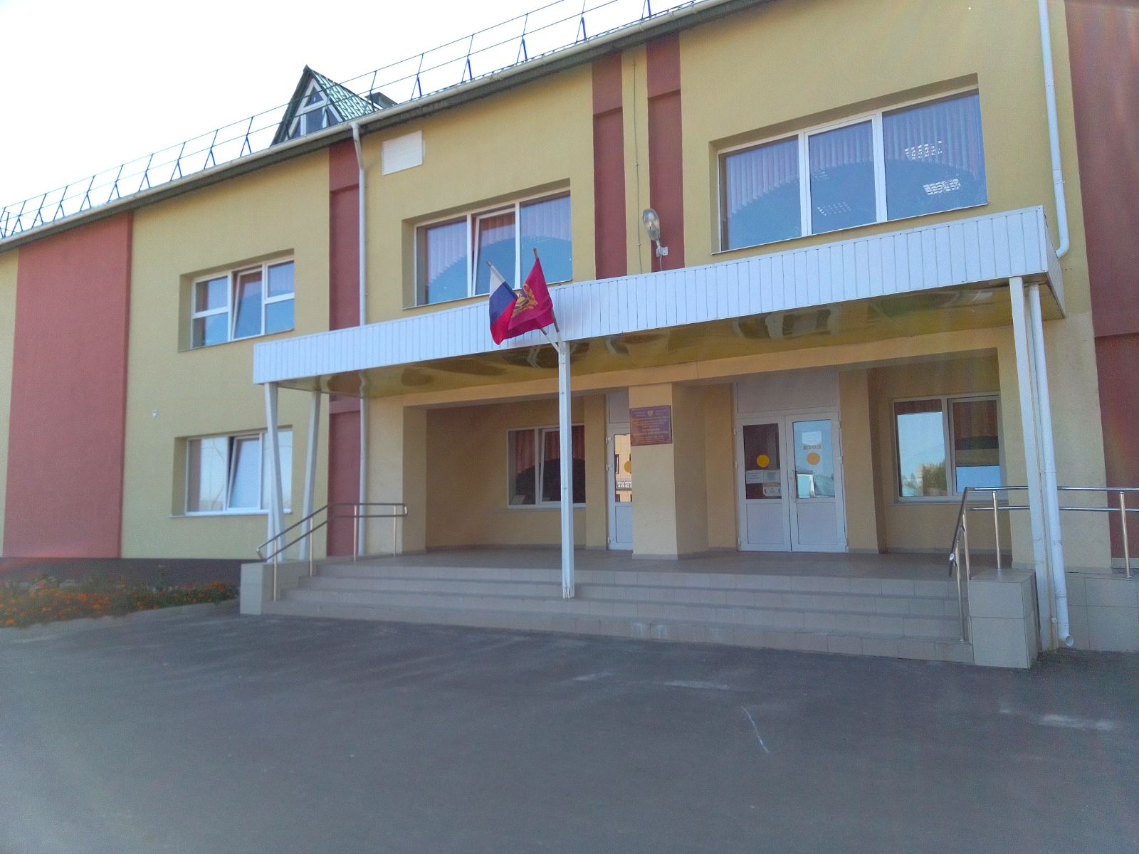 В школе брянского села Погребы заменили окна и отремонтировали санузлы