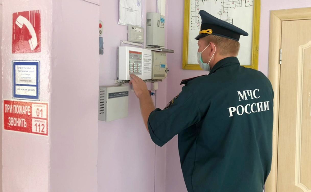 В Карачеве сотрудники МЧС проверили противопожарную безопасность местных школ