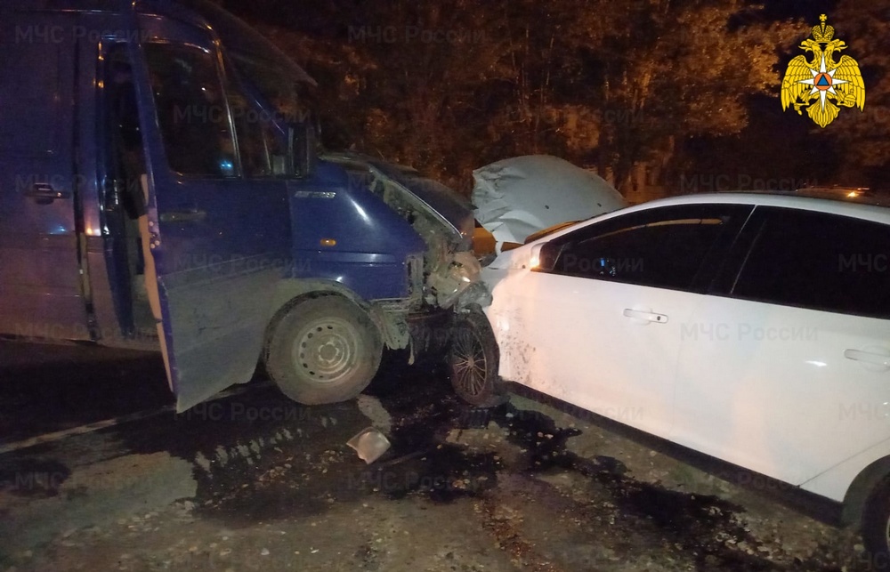 На кольце в Бежицком районе Брянска столкнулись легковой автомобиль и микроавтобус