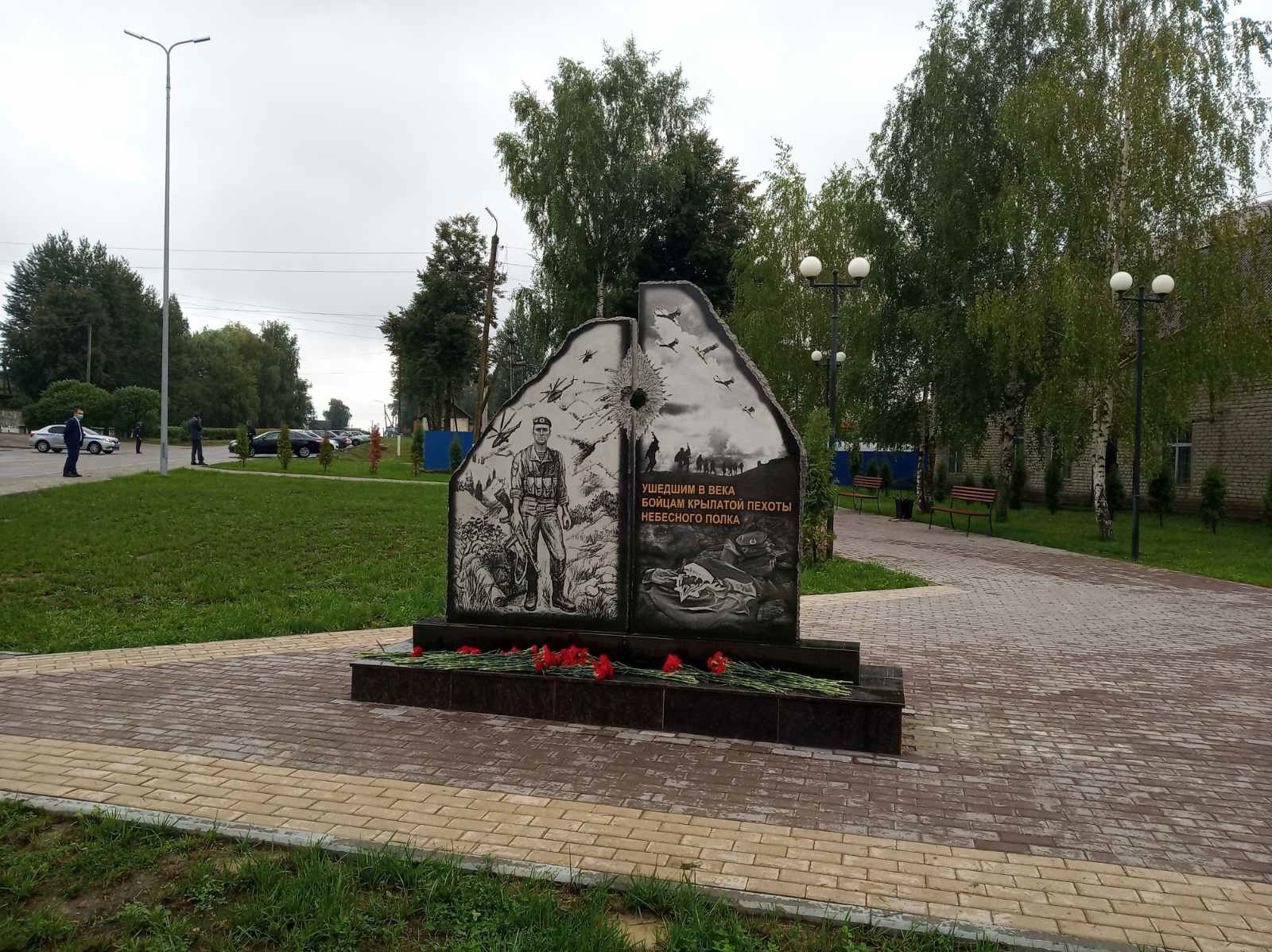 Губернатор Брянщины Александр Богомаз посетил Сквер десантников в Сураже