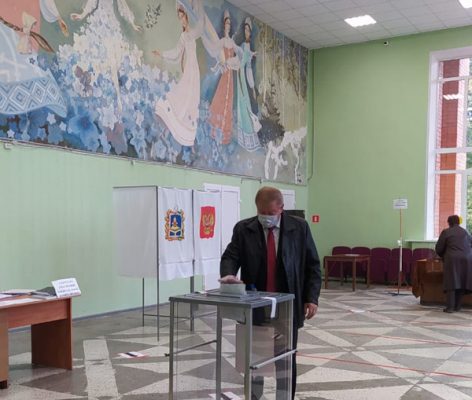 Николай Лучкин проголосовал на участке в Овстуге