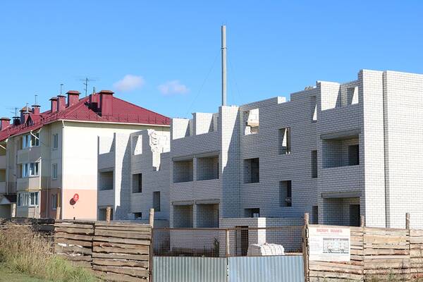 В Комаричском районе продолжается строительство многоквартирного дома