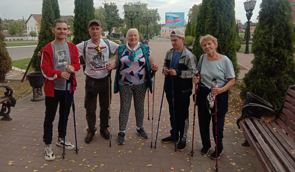 В Клинцах участники «Клуба пожилого человека» и клуба «Феникс» посетили памятник героям Отечества