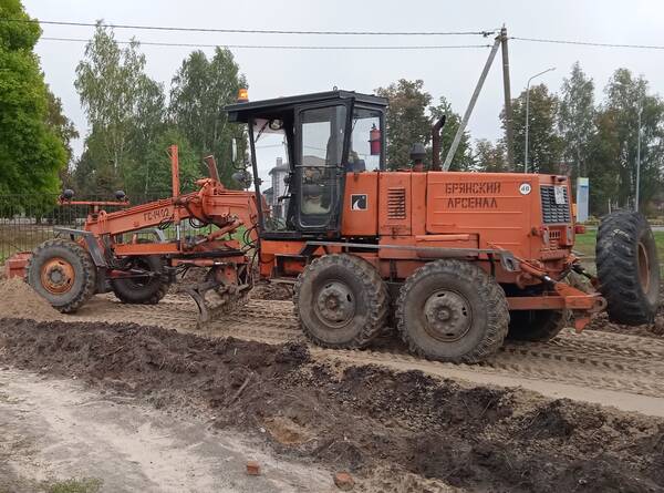 Начался капитальный ремонт дороги к новому детскому саду в Суземке Брянской области