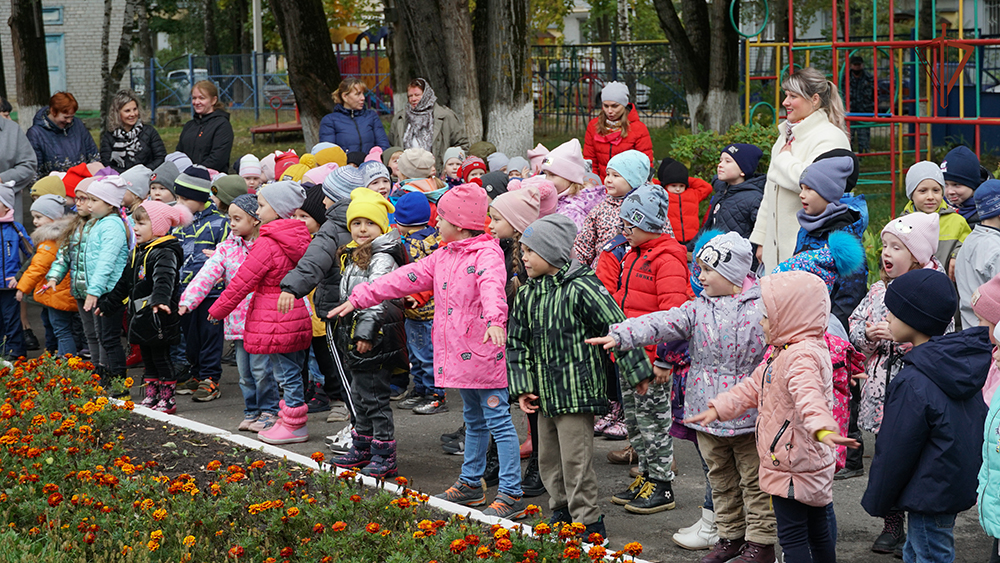 Брянские росгвардейцы поздравили воспитателей с профессиональным праздником