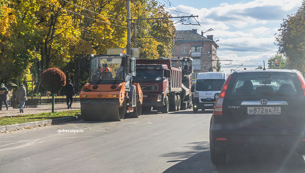 В Брянске продолжается ремонт дороги на улице Пушкина