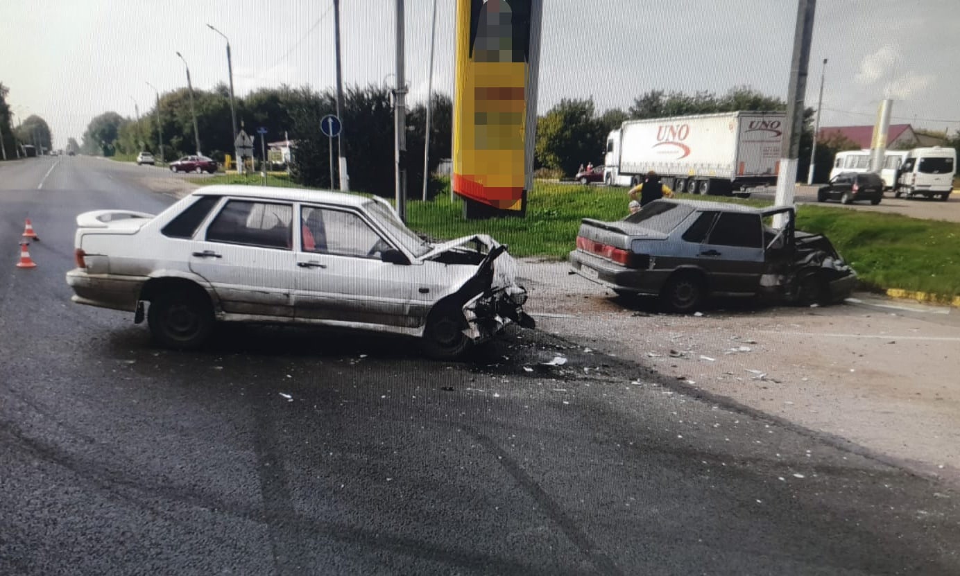 На брянской трассе пьяный пассажир схватился за руль и устроил ДТП