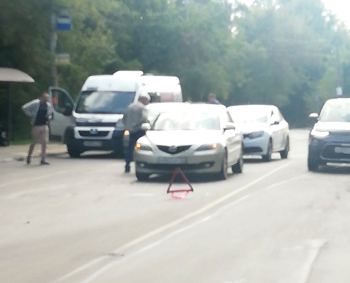 Четыре автомобиля устроили массовое ДТП в Брянске