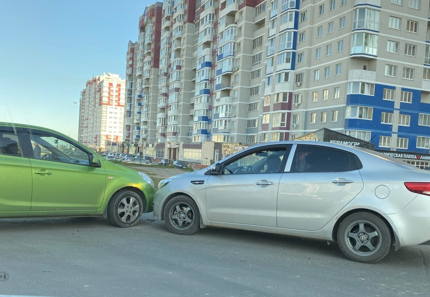 В Брянске столкнулись две легковушки на улице Горбатова в районе квартала «Авиаторов»