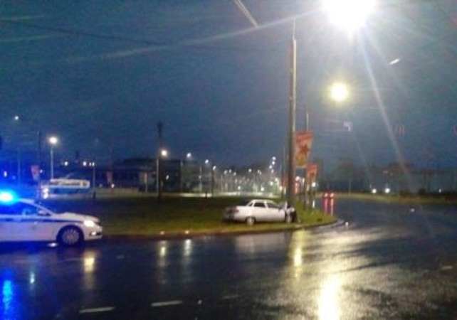 В Брянске 22-летний водитель-лихач возле «Аэропарка» врезался в столб и погиб
