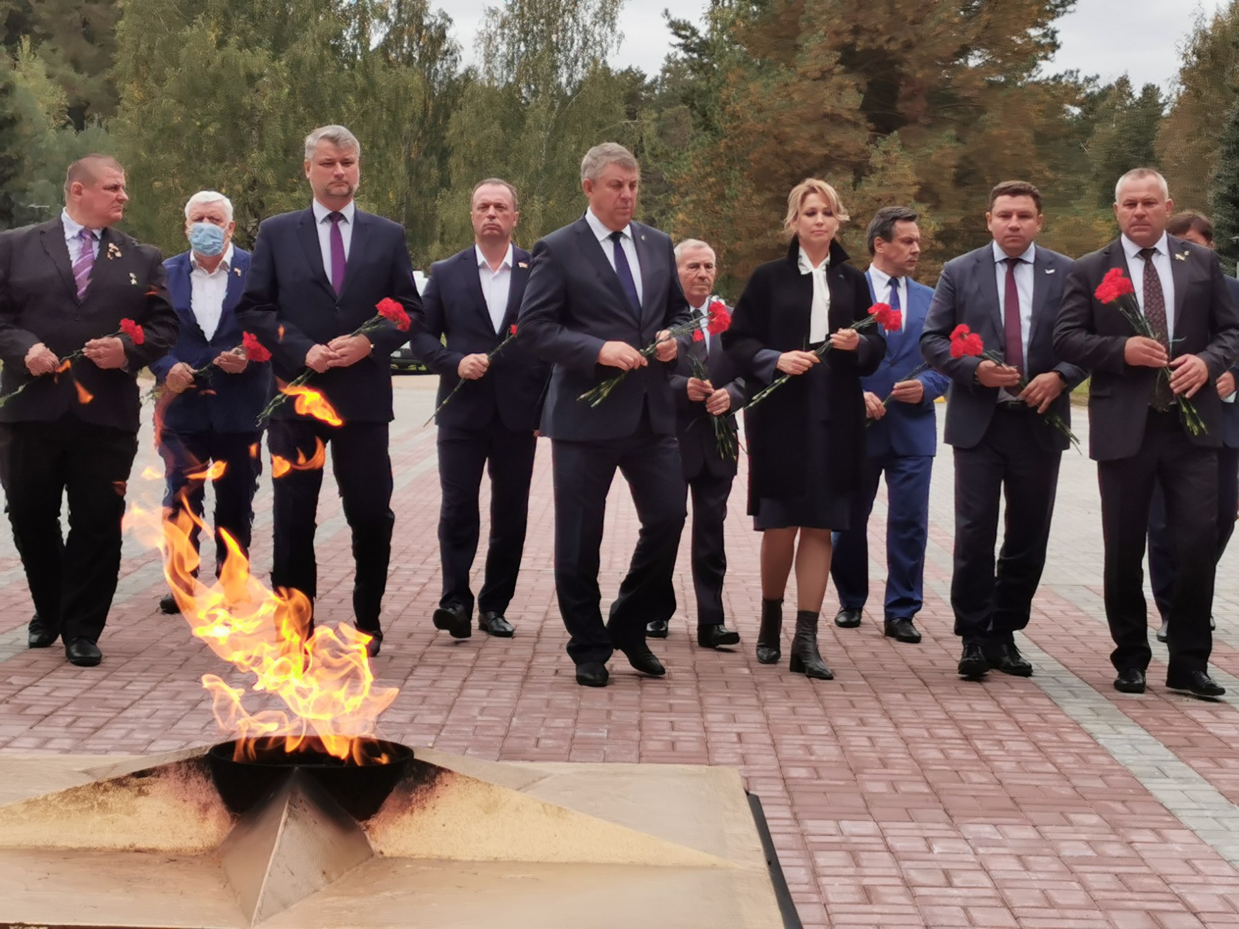 Брянский губернатор в Дятьково возложил цветы к Мемориалу погибшим советским солдатам