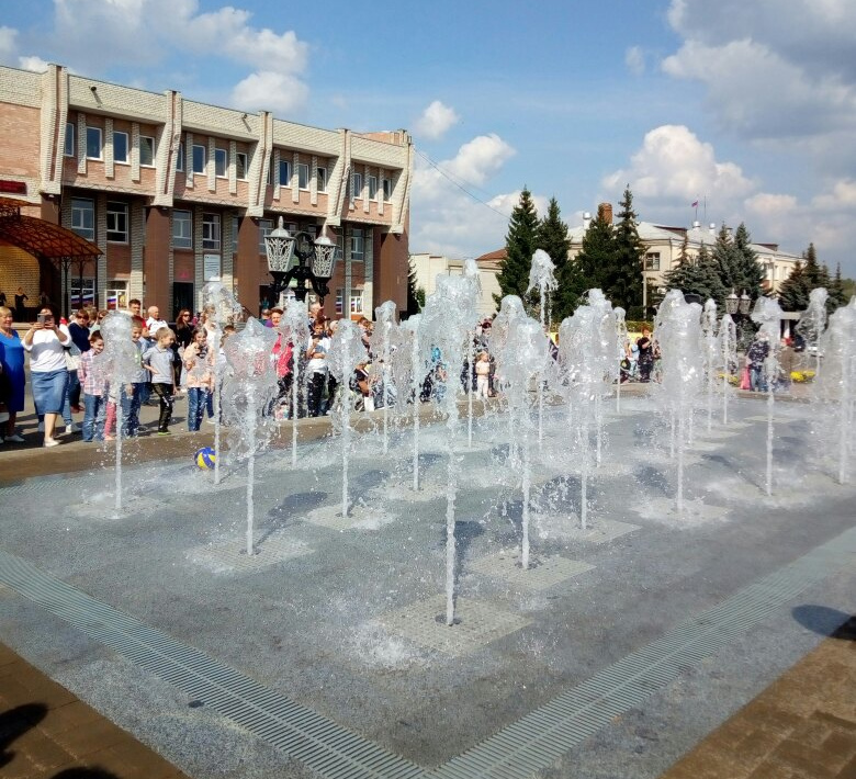 В брянском райцентре Климово на площади забил фонтан