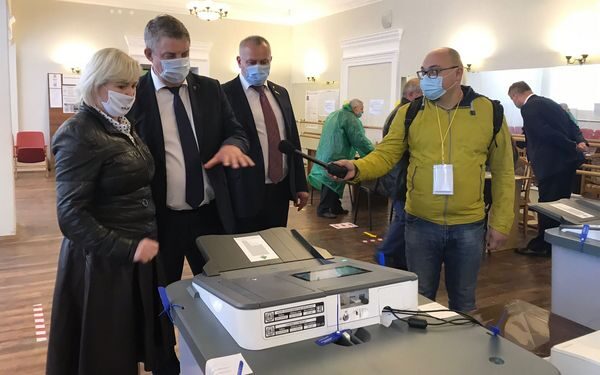 Брянский губернатор Александр Богомаз посетил избирательный участок № 45 в Бежице