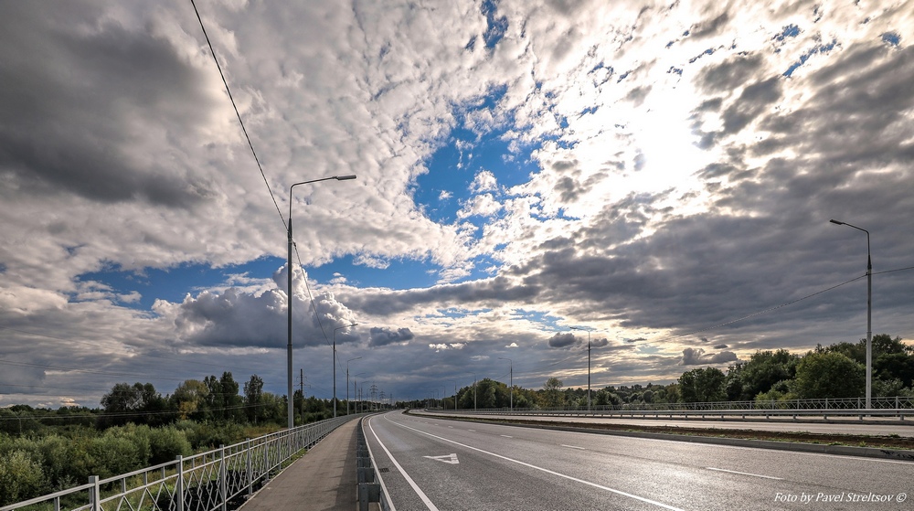Брянский фотограф снял фантастическое небо на фоне почти готовой дороги