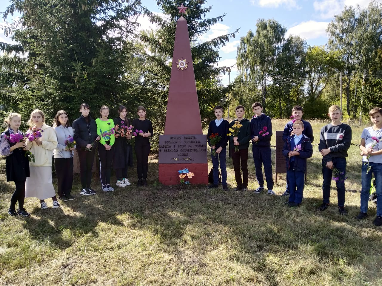Учащиеся школ Трубчевкого района приняли участие в трудовой операции «Памятник»