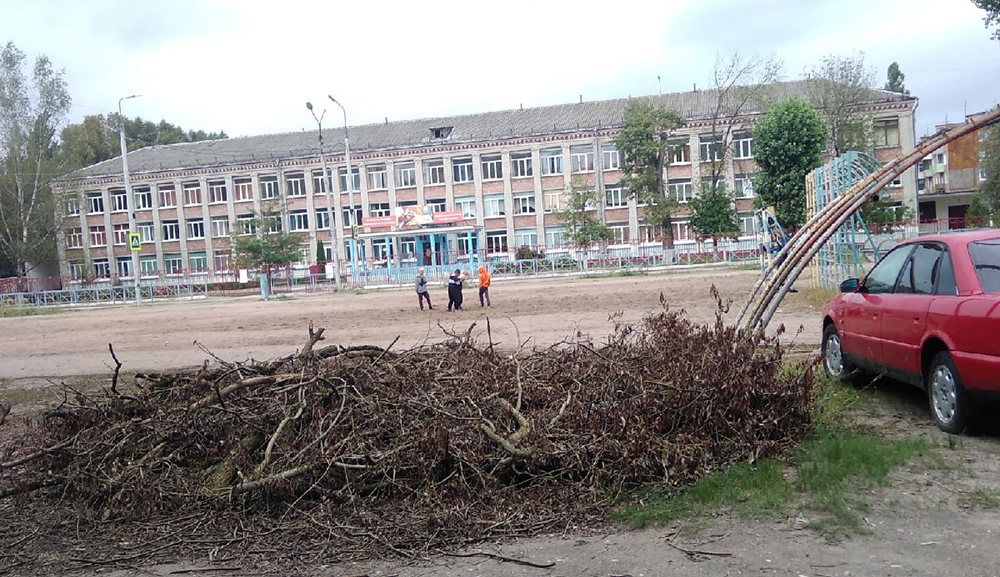 В Фокинском районе жители просят навести порядок возле стадиона школы №51