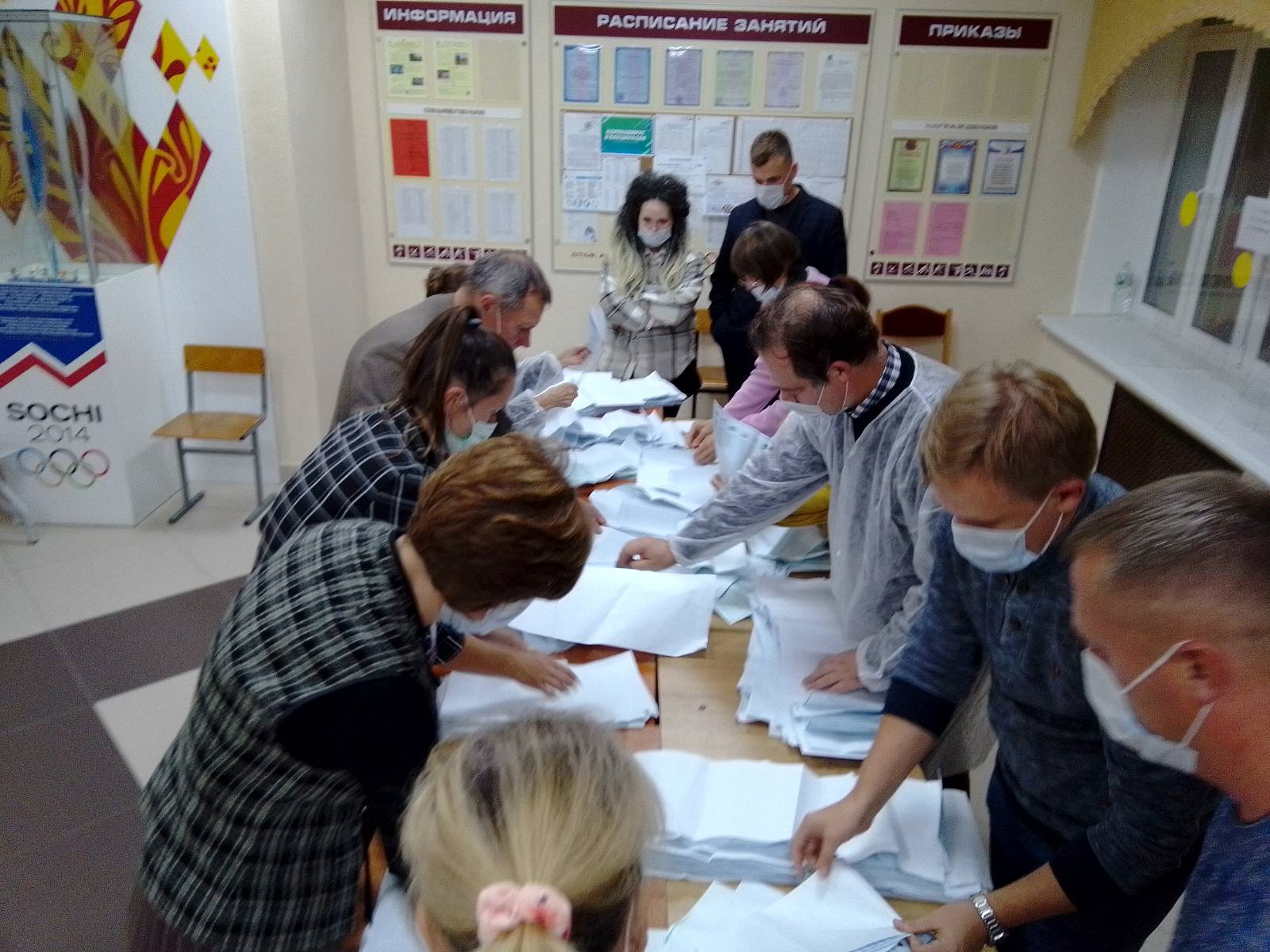 В России считают бюллетени и подводят итоги выборов