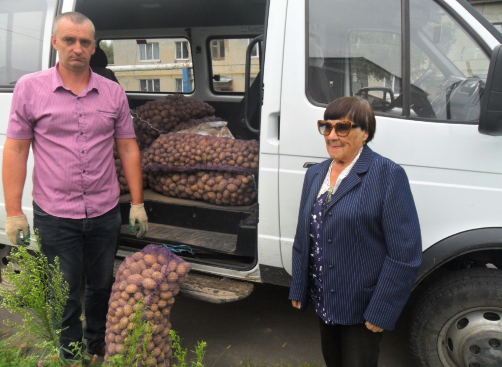 Брянские соцработники доставляют овощи пожилым и малообеспеченным землякам