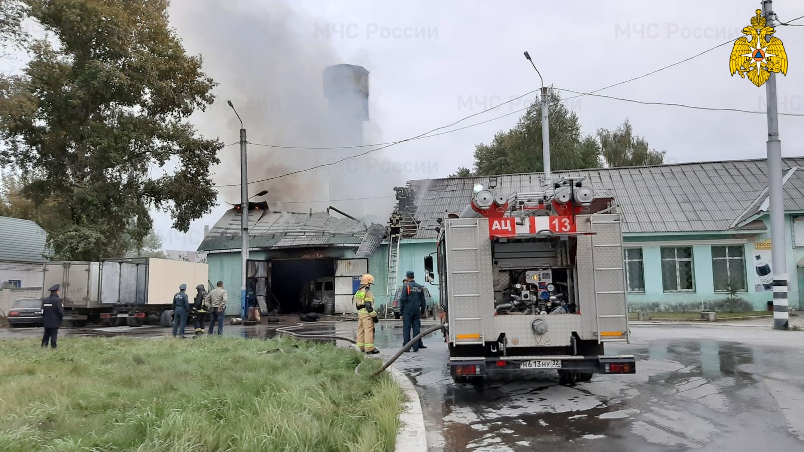 В Бежицком районе Брянска в пожаре пострадал автосервис