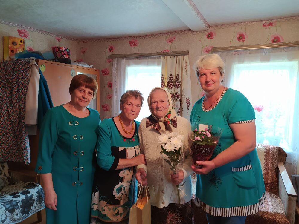 Жительница брянского села Великая Топаль встретила 90-летие в кругу семьи