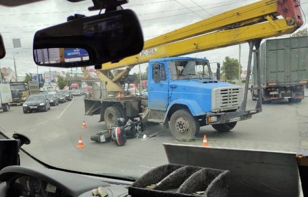 В Брянске возле стальзавода грузовик сбил мотоциклиста: образовалась пробка