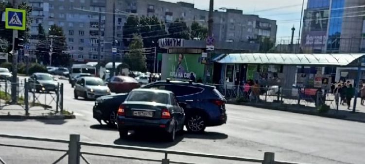 В Брянске на «БУМ-сити» не разъехались два автомобиля