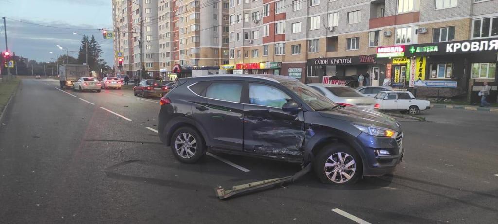 В Брянске на проспекте Станке Димитрова автоледи устроила аварию