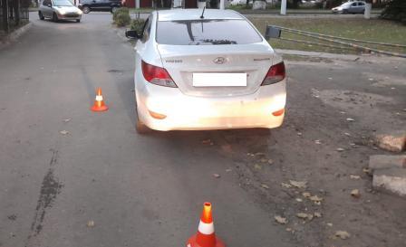 В Брянске 41-летняя женщина попала под машину и получила ушиб ягодиц