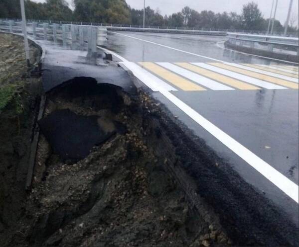 Власти Брянска объяснили обрушение тротуара на новой дороге
