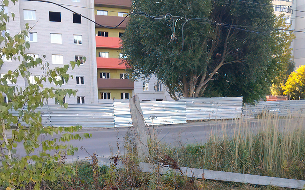 Оголённые провода возле школы №61 в Брянске до сих пор не убрали
