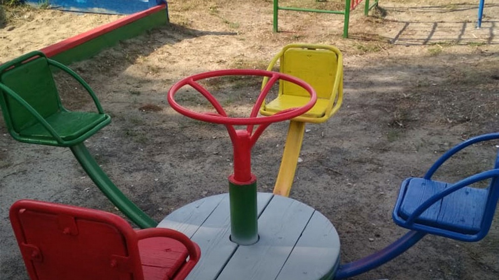 В Карачеве Брянской области детская площадка  заиграла яркими красками