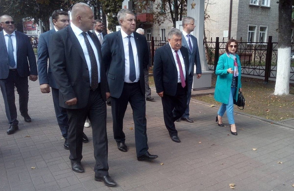 Губернатор Брянской области Александр Богомаз посетил посетил сквер «Аллея Героев» в Унече