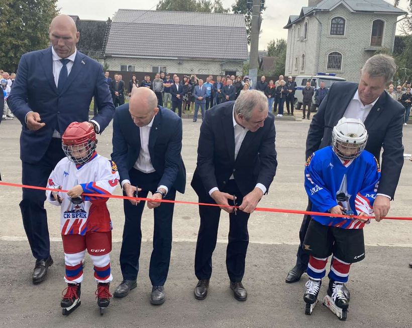В Бежицком районе Брянска открыли ледовый дворец «Десна»