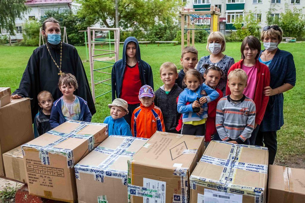 Воспитанникам брянского детского приюта вручили подарки к новому учебному году