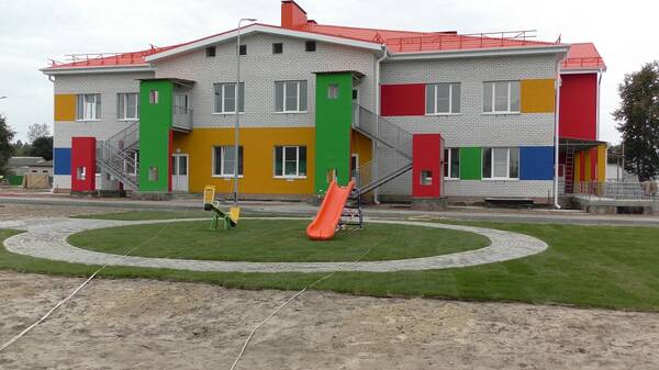 В Суземке на игровых площадках строящегося детского сада начали укладку газона