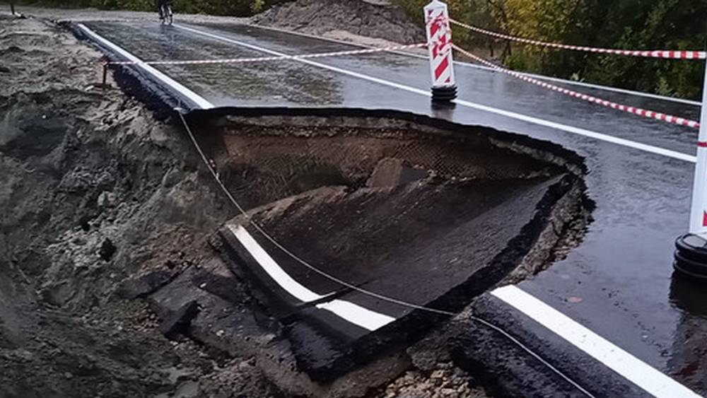 Провал на новой дороге в Брянске устранят в ближайшее время