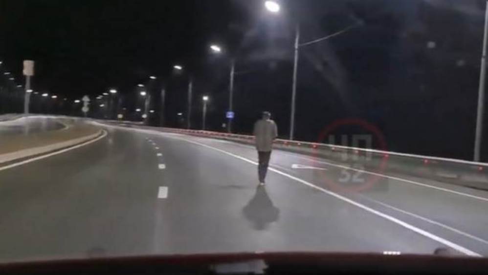 Ночью в Брянске едва не сбили пешехода на новой дороге-дамбе