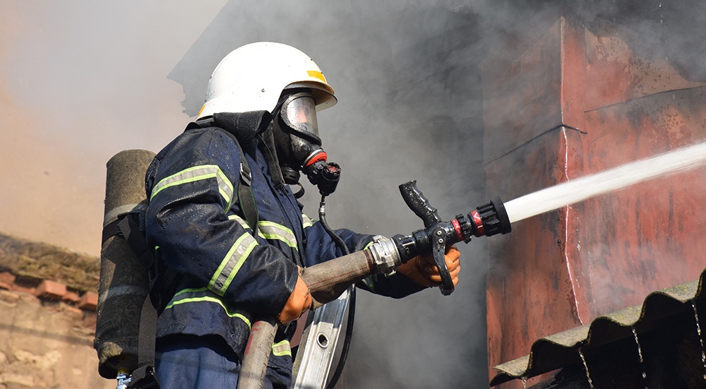 Из горящей квартиры в Сельцо пожарные спасли человека