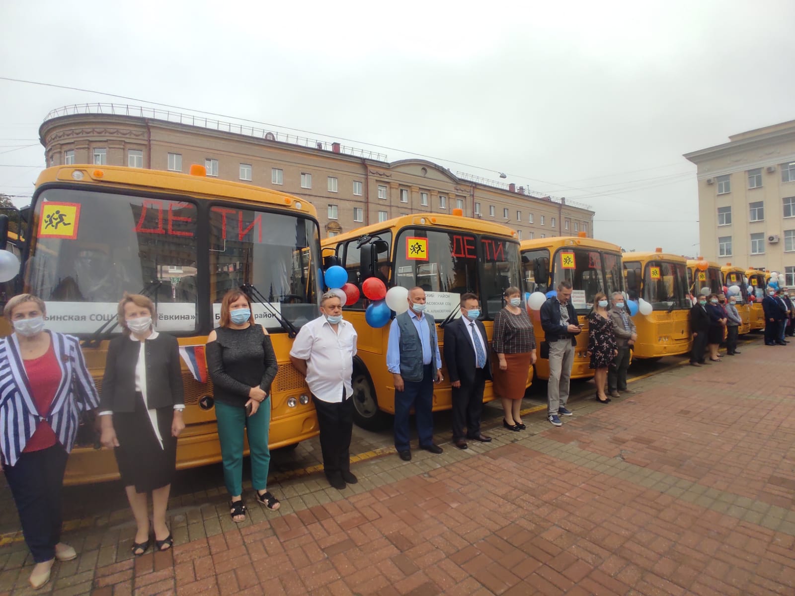 Брянским школам вручили ключи от новых автобусов