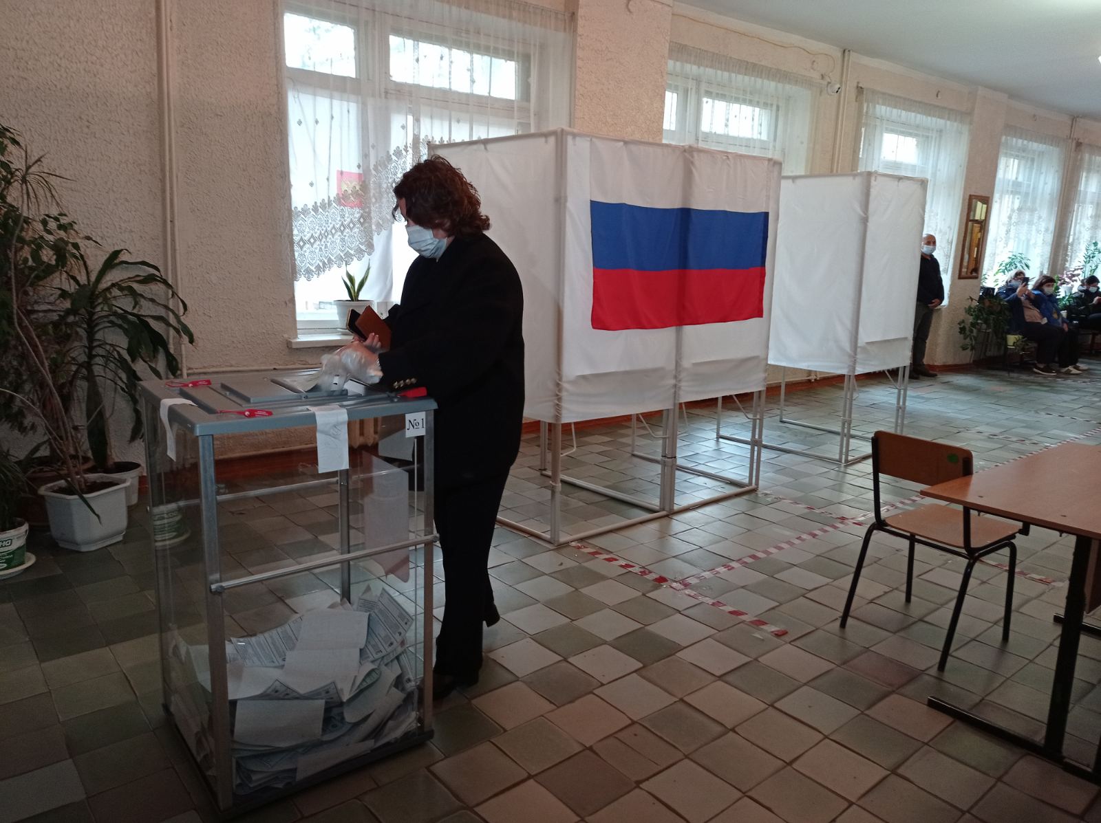 На участке в 33-й школе Володарского района проголосовала глава города Брянска Марина Дбар